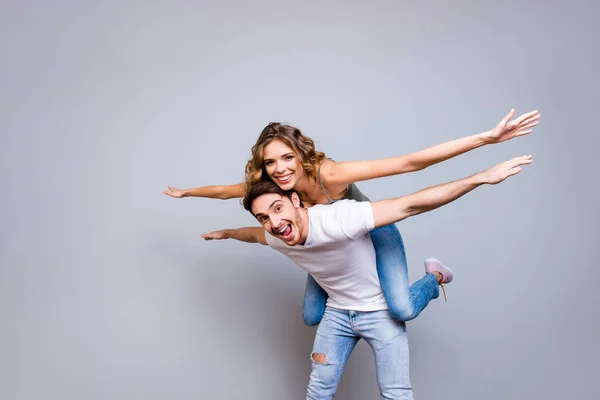 Lage Hoek Weergave Portret Van Vrolijke Funky Paar Fancy Man — Stockfoto