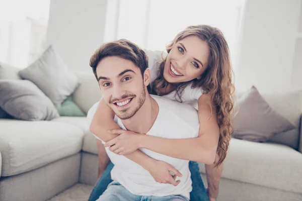 Retrato Cônjuges Positivos Alegres Homem Com Cerda Carregando Volta Encantadora — Fotografia de Stock