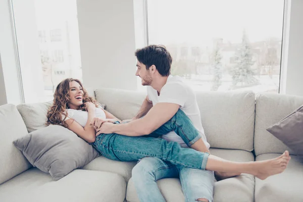 Retrato Esposos Engraçados Cômicos Desfrutando Tempo Juntos Rindo Interior Sentado — Fotografia de Stock