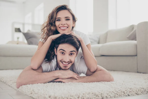 Portret Van Positieve Vrolijke Paar Liggend Vloer Vrouw Bovenop Minnaar — Stockfoto