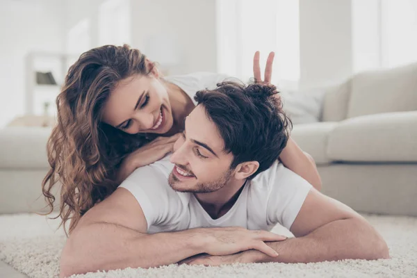 Retrato Los Cónyuges Positivos Juguetones Enfriamiento Interior Mujer Bonita Acostada —  Fotos de Stock