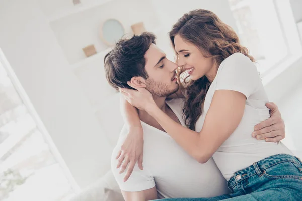 Retrato Casal Romântico Adorável Desfrutando Recreação Interior Vestindo Camisetas Brancas — Fotografia de Stock