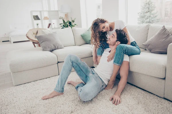 Volledige Grootte Portret Van Vrolijke Positieve Paar Genieten Van Tijd — Stockfoto