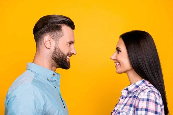 Perfil Retrato Alegre Alegre Casal Cara Cara Vestindo Camisas Isoladas — Fotografia de Stock