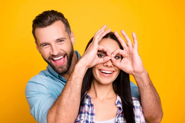 Retrato Pareja Loca Fresca Hombre Guapo Haciendo Prismáticos Con Dedos —  Fotos de Stock