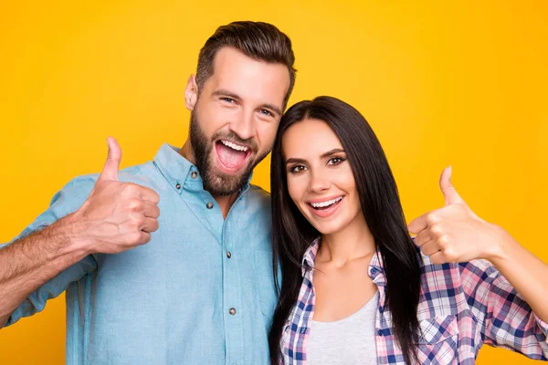 Portret Van Funky Blije Paar Gebaren Duimen Omhoog Met Vingers — Stockfoto