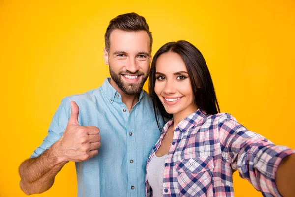 Autoportrait Couple Tendance Élégant Embrassant Montrant Comme Selfie Tir Signe — Photo