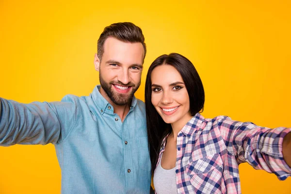 Auto Retrato Lindo Casal Atraente Abraçando Tiro Selfie Câmera Frontal — Fotografia de Stock