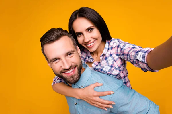 Auto Retrato Homem Bonito Carregando Volta Estilo Volta Piggy Mulher — Fotografia de Stock