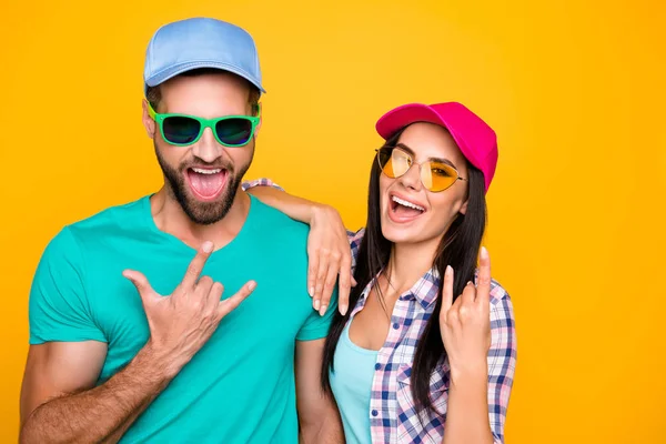 Retrato Estudiantes Locos Funky Gafas Modernas Gestos Rock Roll Símbolos —  Fotos de Stock