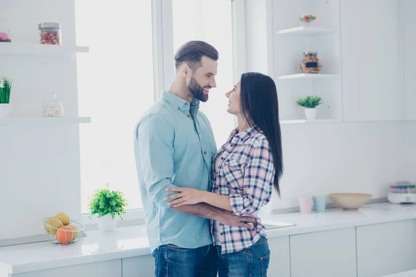 Retrato Pareja Encantadora Con Estilo Camisas Casuales Abrazándose Mirando Uno — Foto de Stock