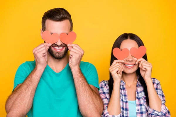 Retrato Casal Alegre Criativo Fechando Olhos Com Pequenas Caixas Papel — Fotografia de Stock