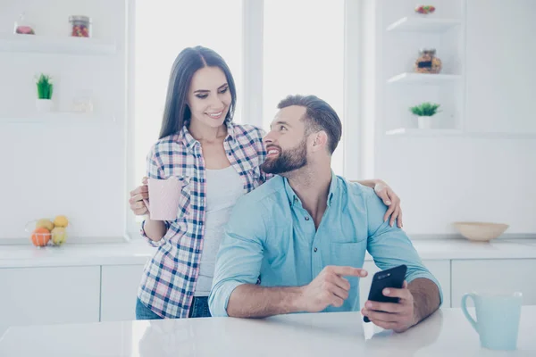 Retrato Hombre Guapo Mostrando Sms Con Dedo Índice Mujer Encantadora — Foto de Stock