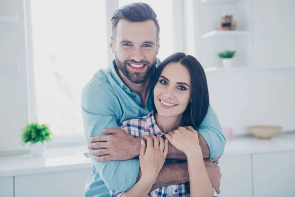 Juntos Amistad Cuidado Concepto Armonía Retrato Alegre Pareja Dientes Abrazándose —  Fotos de Stock