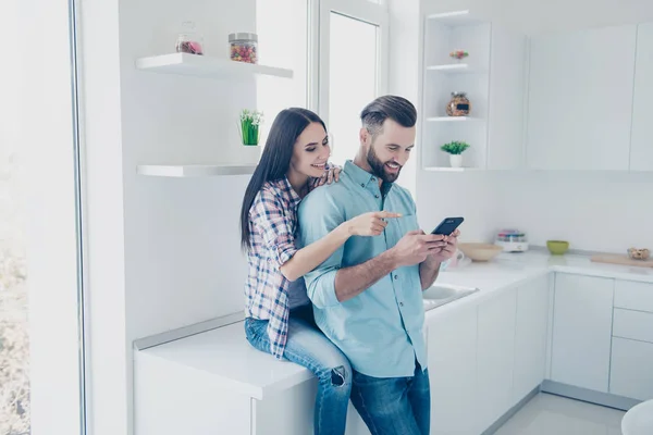 Retrato Pareja Alegre Alegre Navegando Por Internet Disfrutando Las Compras — Foto de Stock