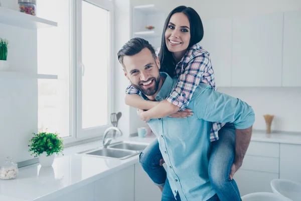 Retrato Alegre Pareja Alegre Hombre Guapo Que Lleva Espalda Mujer —  Fotos de Stock