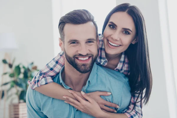 Erholungskonzept Kopfschuss Porträt Positiver Lacher Lässigen Hemden Die Die Kamera — Stockfoto