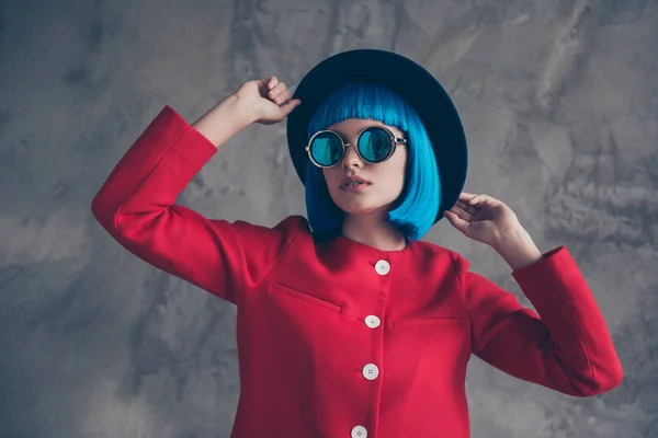 Retrato Hermosa Chica Impresionante Gafas Chaqueta Roja Con Dos Manos —  Fotos de Stock