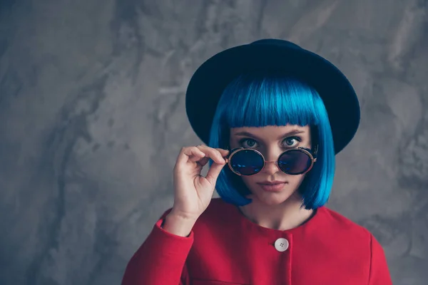 Retrato Menina Atraente Moderna Olhando Para Fora Óculos Cara Segurando — Fotografia de Stock