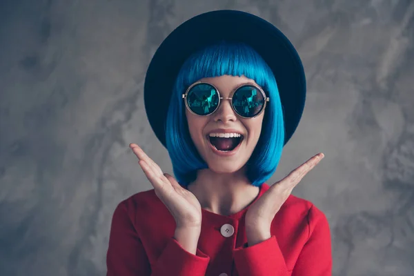 Vaya Retrato Chica Excitada Alegre Gafas Peluca Azul Sosteniendo Dos —  Fotos de Stock