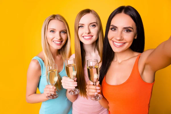 Auto Retrato Garotas Encantadoras Com Sorrisos Radiantes Segurando Óculos Com — Fotografia de Stock