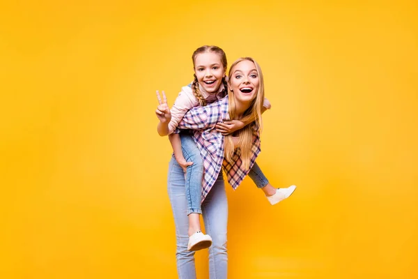 Mãe Mãe Irmãos Mais Velhos Jogo Parentalidade Conceito Juventude Retrato — Fotografia de Stock