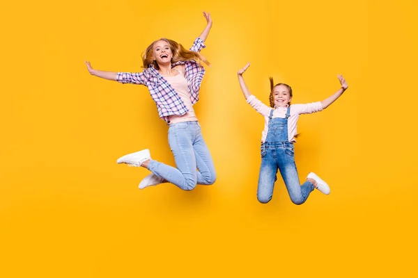 Verschiedene Teenie Alter Spiel Sieg Gewinnen Kindliche Emotion Ausdruck Konzept — Stockfoto