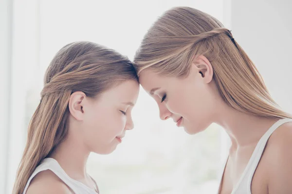 Konzentriert Die Augen Verschließen Profil Nahaufnahme Foto Porträt Von Ruhigen — Stockfoto