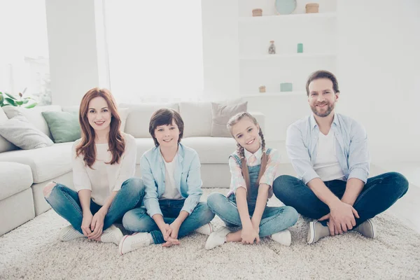 Retrato Alegre Lindo Cuatro Personas Sentadas Modernos Apartamentos Blancos Suelo — Foto de Stock