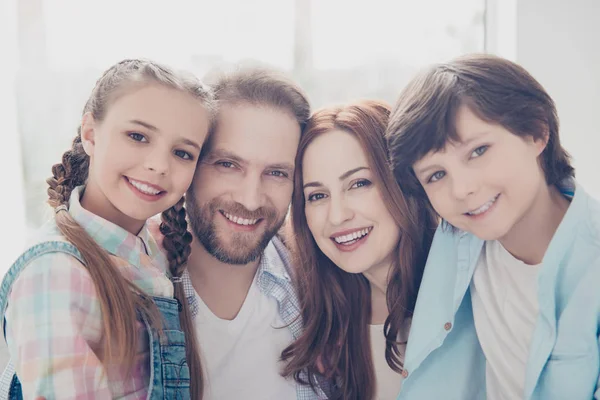 Head Shot Porträt Einer Schönen Familie Mit Strahlendem Lächeln Lässigen — Stockfoto