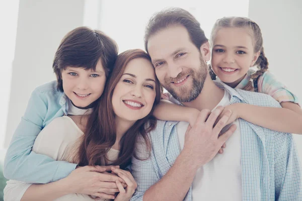 Ritratto Della Testa Quattro Persone Adorabili Una Bella Famiglia Piena — Foto Stock