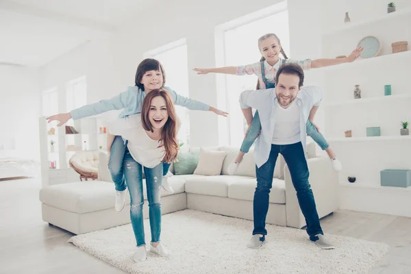 Retrato Pais Positivos Alegres Brincando Com Crianças Modernos Apartamentos Brancos — Fotografia de Stock