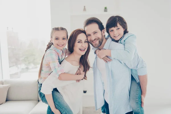 Porträt Von Schönen Eltern Lässigen Outfits Die Zwei Kinder Auf — Stockfoto