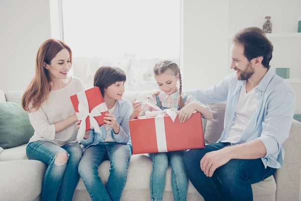 Retrato Cuidadosas Cajas Regalo Desembalaje Familiar Paquete Rojo Con Lazo — Foto de Stock