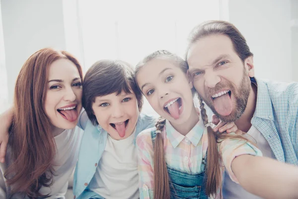 Autorretrato Blogueros Positivos Divertidos Cómico Familia Tonta Disparando Selfie Cámara — Foto de Stock