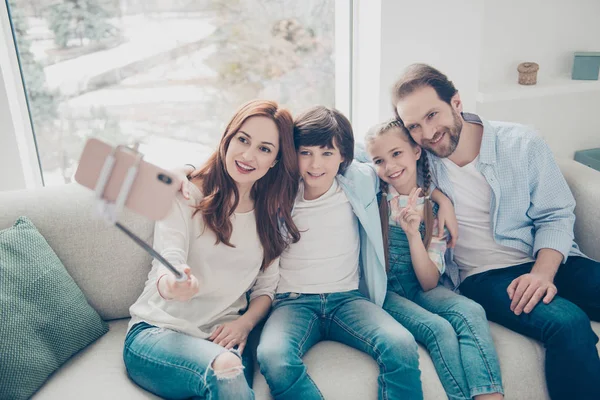 Retrato Bloggers Amigables Mamá Papá Dos Niños Sentados Sofá Usando — Foto de Stock