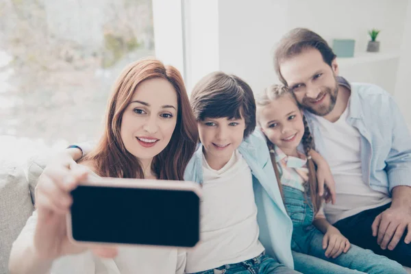 肖像与复制 空间空的家庭与两个孩子拥抱拍摄自己的肖像在智能手机显示黑色触摸屏幕的手机 应用广告小工具概念 — 图库照片