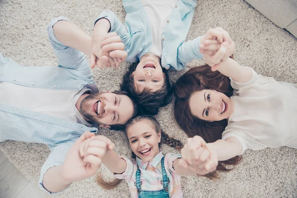 Retrato Vista Superior Alegre Família Engraçada Cômica Positiva Com Duas — Fotografia de Stock