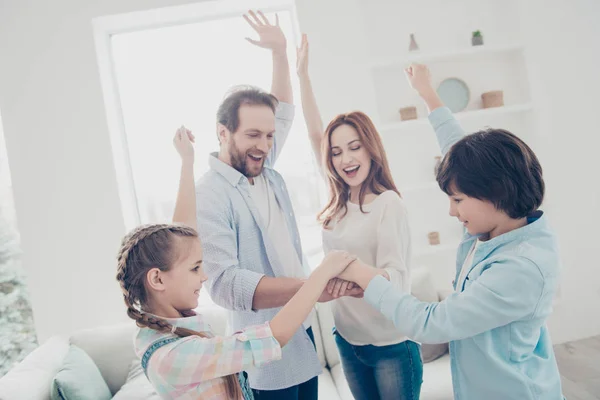 Porträtt Glad Familj Med Två Barn Står Inomhus Sätta Händerna — Stockfoto