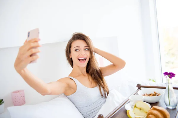 Retrato Chica Positiva Alegre Sentado Cama Teniendo Breakfa — Foto de Stock