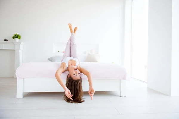 Retrato Tolo Louco Menina Deitada Cama Cabeça Sobre Calcanhar Canto — Fotografia de Stock