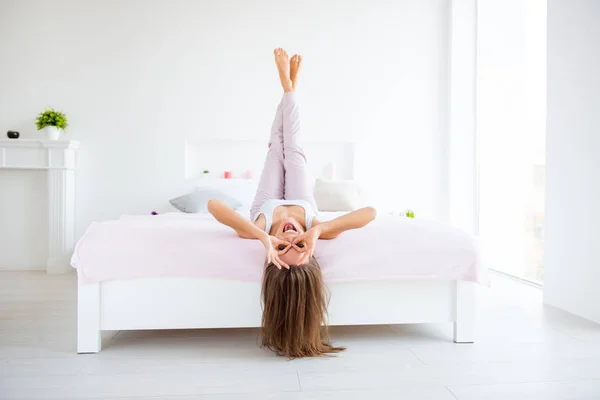 Porträt Eines Flippigen Positiven Mädchens Das Kopfüber Auf Dem Bett — Stockfoto