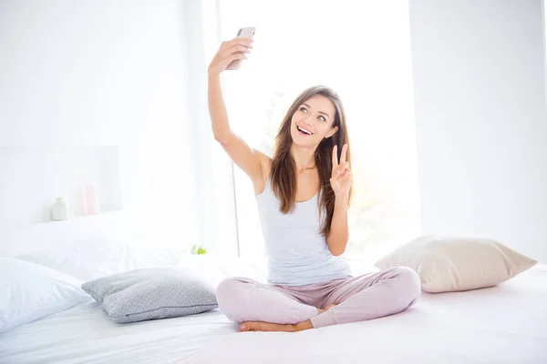 Retrato Chica Pacífica Amistosa Sentada Cama Disparando Selfie Cámara Frontal — Foto de Stock