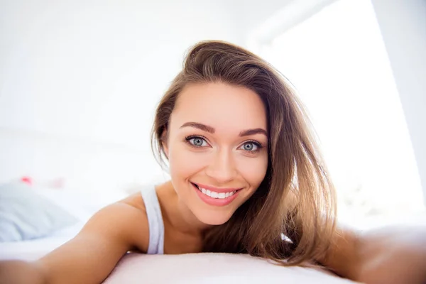 Autorretrato Chica Encantadora Bonita Con Sonrisa Radiante Acostado Cama Que —  Fotos de Stock