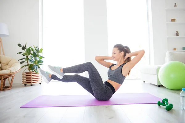 Wohlbefinden Vitalität Praktizierende Zwecksportbekleidung Gruppentrainer Fitnessstudio Konzept Seitenprofil Ansicht Portraitfoto — Stockfoto