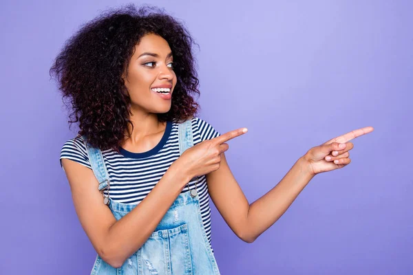 Retrato Menina Encantadora Alegre Macacão Roupa Listrada Gesticulando Espaço Com — Fotografia de Stock