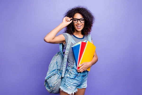 Retrato Menina Positiva Alegre Calções Roupa Jeans Roupa Segurando Ilhó — Fotografia de Stock