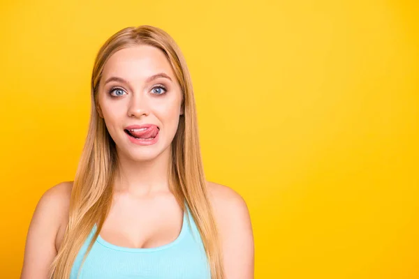 Retrato Encantadora Chica Rubia Lamiendo Labio Superior Con Lengua Hacia —  Fotos de Stock