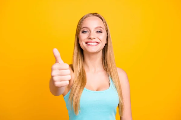 Modelo Femenino Con Sonrisa Radiante Dentadura Dando Pulgares Hacia Arriba —  Fotos de Stock