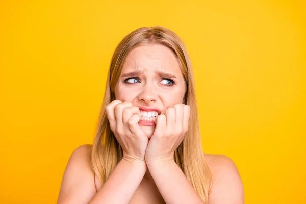 Mulher Com Expressões Nervosas Rosto Mantém Mãos Perto Boca Olhar — Fotografia de Stock